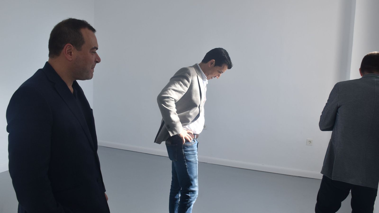 Martínez e Hidalgo durante el recorrido por el interior del edificio