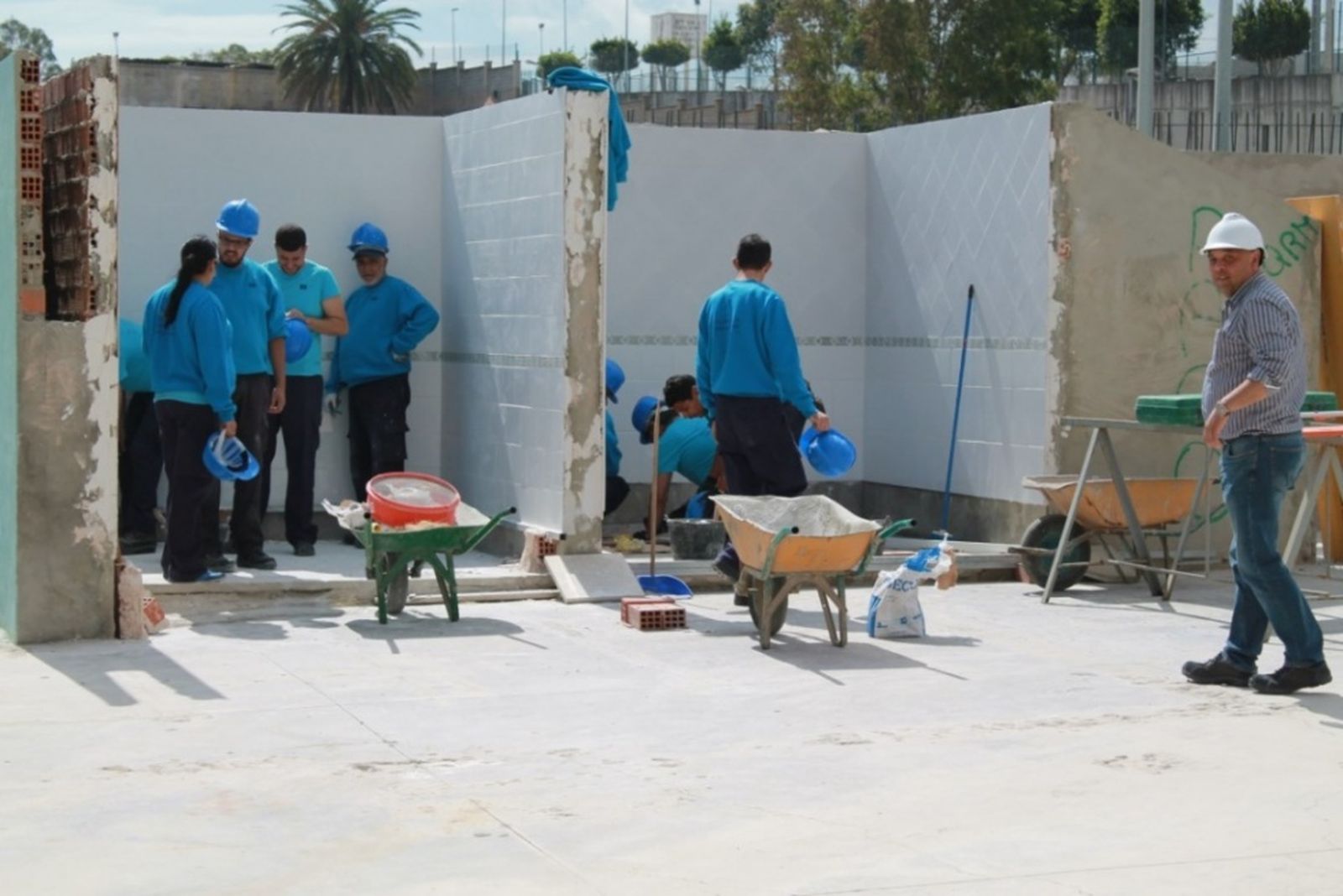 Trabajadores construyendo en Ceuta. / FOTO EL PUEBLO