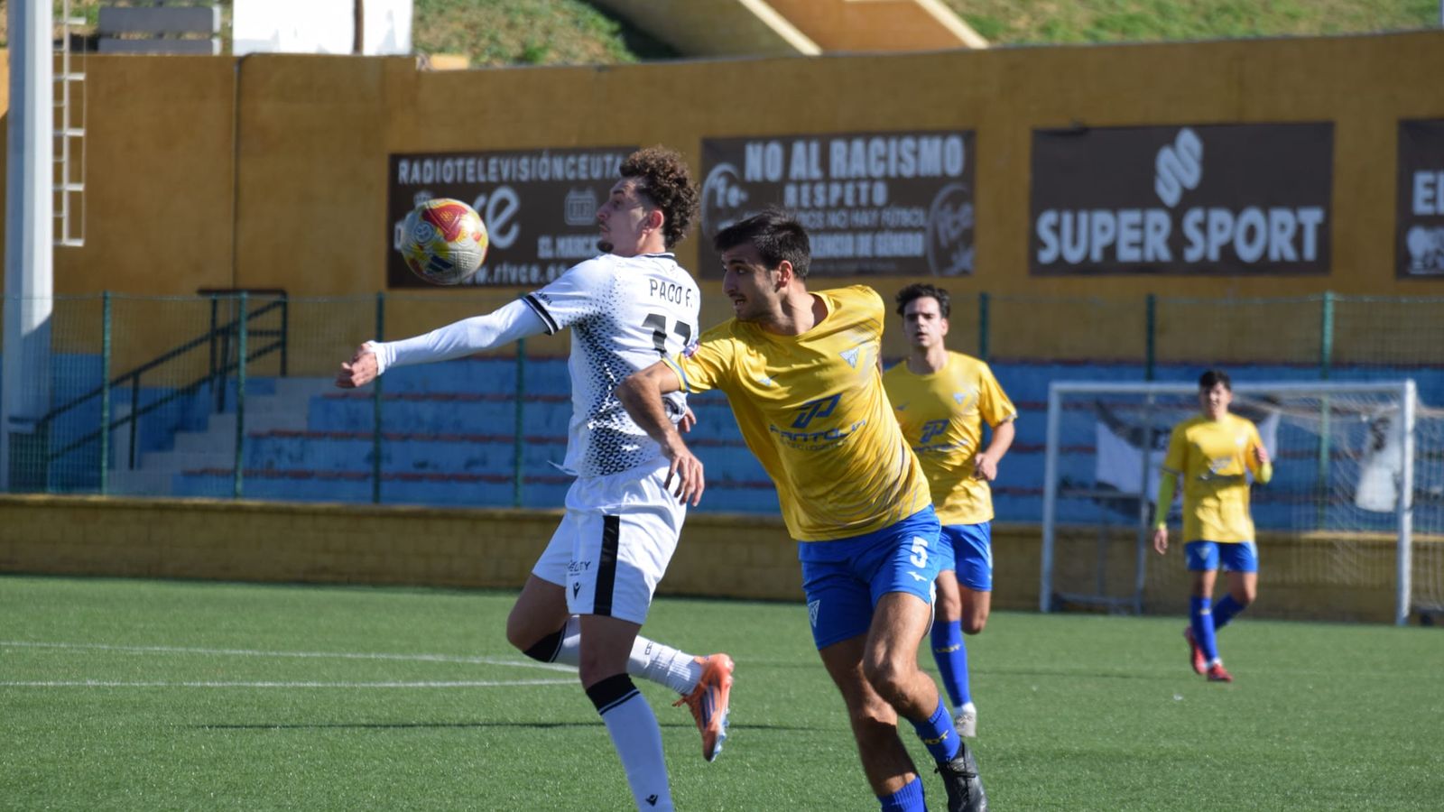 (2-1) El filial de la AD Ceuta se impone al UD Tomares y se afianza en zona de playoff