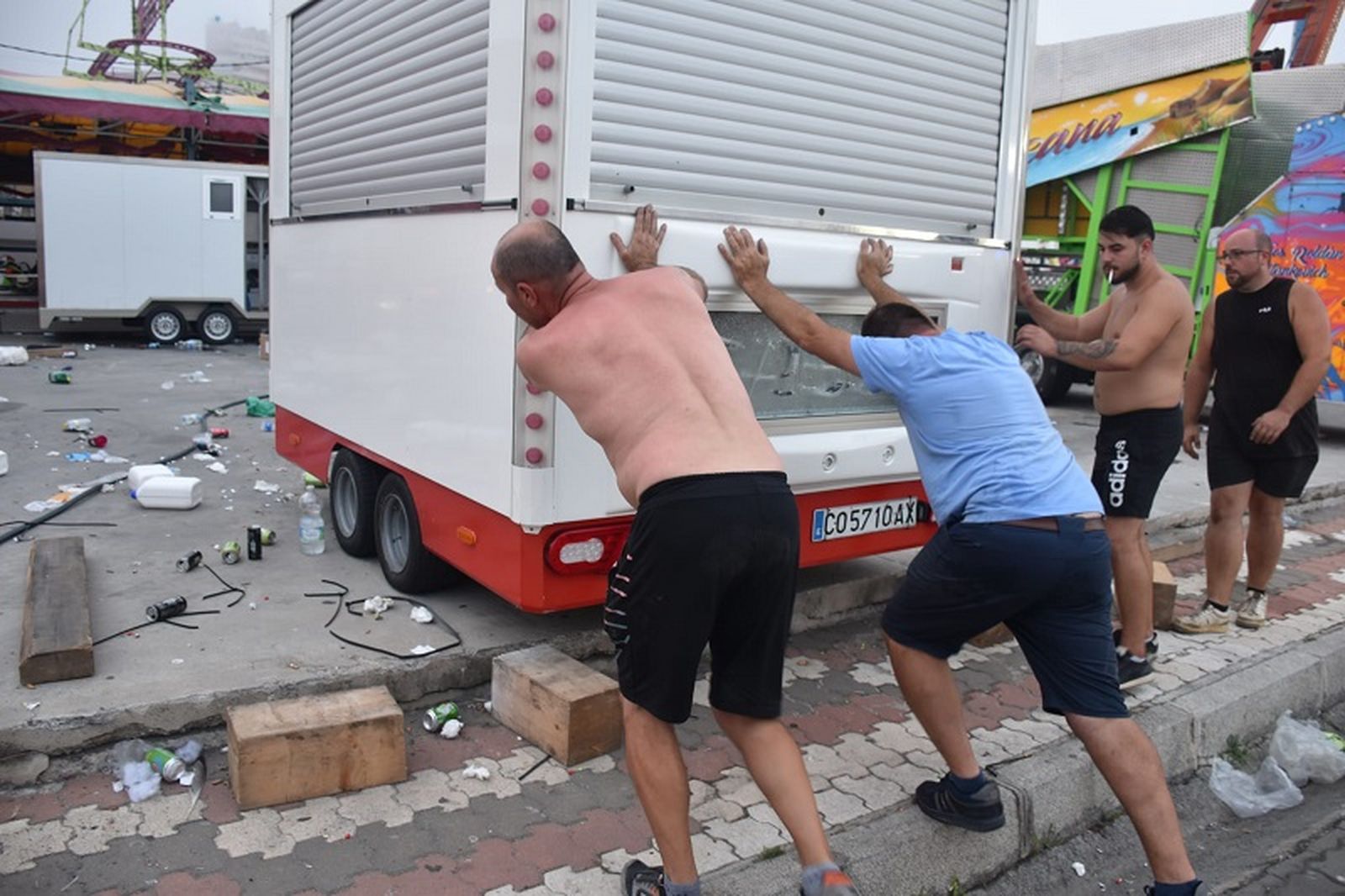 Dos feriantes durante el desmontaje. / FOTO NICOL'S