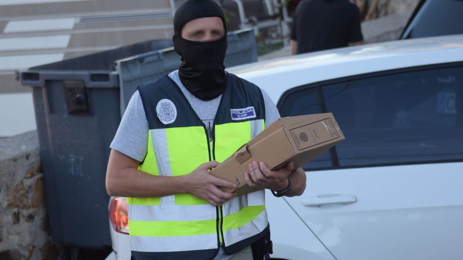 Un agente de la Policía, en uno de los registros practicados en la mañana de este martes Un agente de la Policía, en uno de los registros practicados en la mañana de este martes