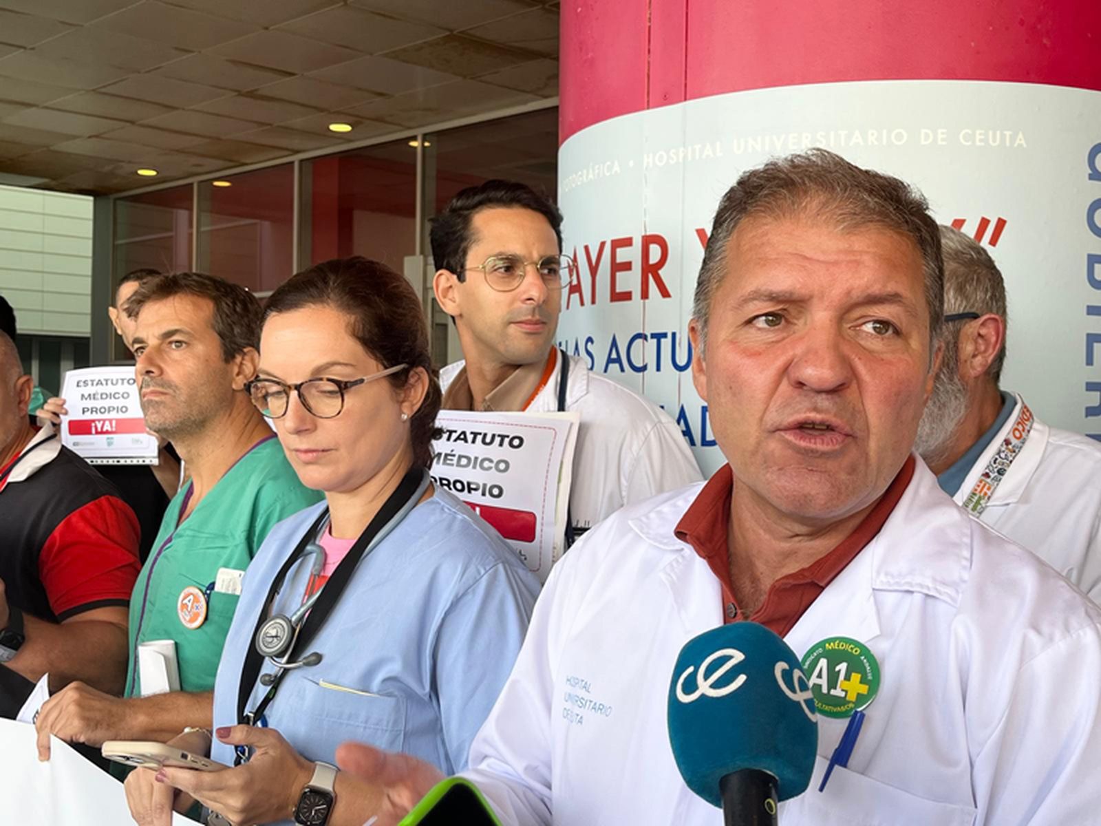 Enrique Roviralta durante la concentración de este viernes a las puertas del Hospital Universitario de Ceuta