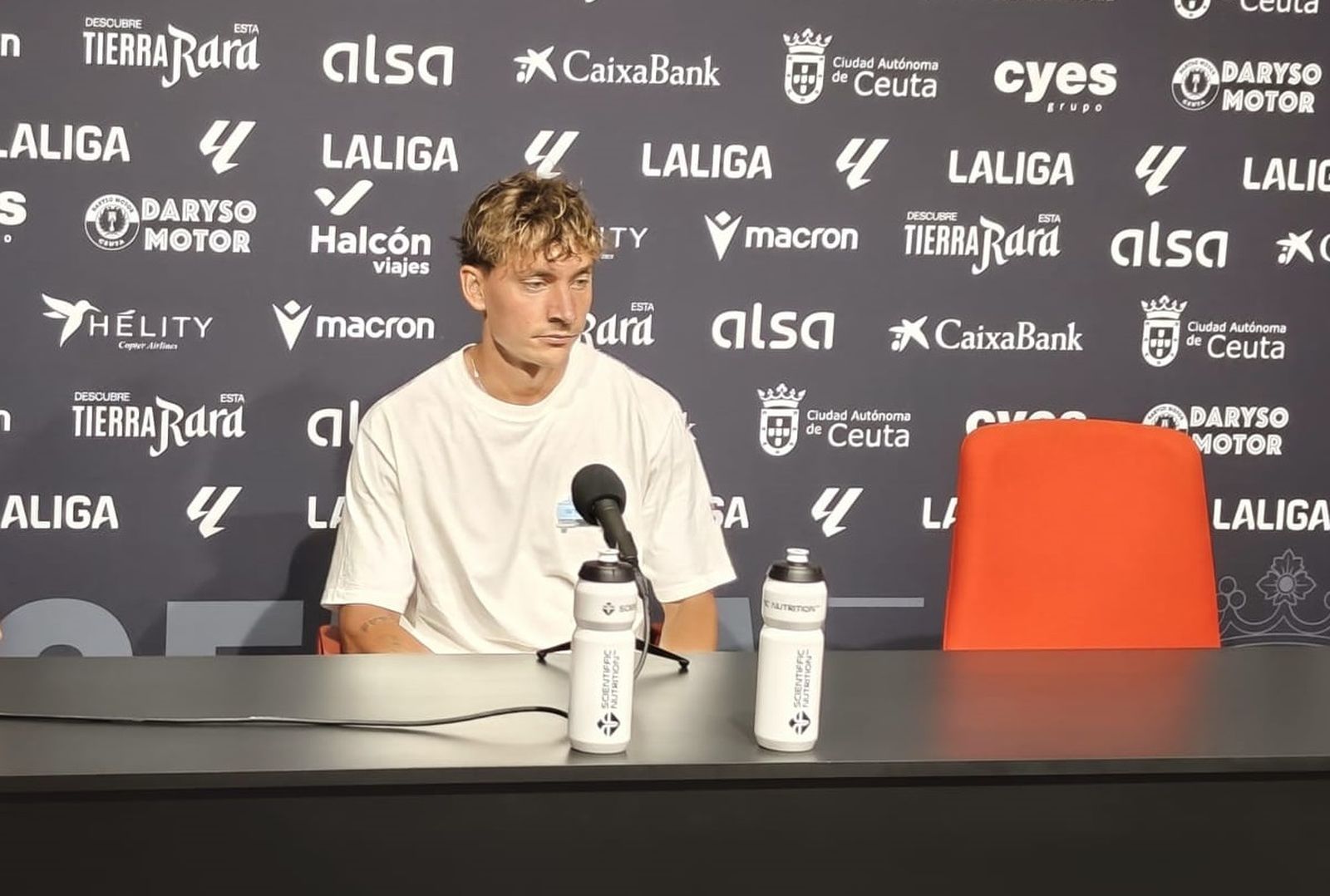 El defensa vasco se medirá este sábado a su exequipo en el estreno liguero del conjunto caballa. Petxarroman destaca la similitud de estilos entre ambos conjuntos y espera un encuentro “disputado”