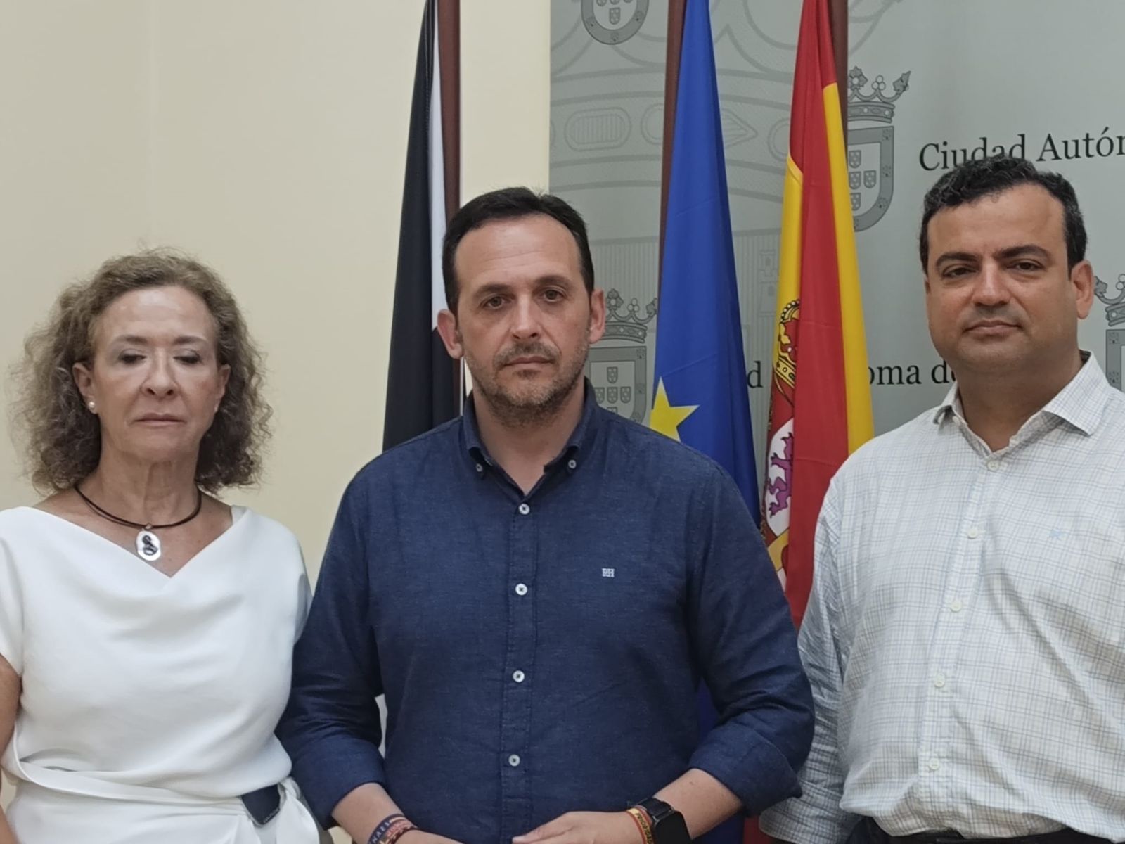 Redondo, en el centro, flanqueado por la diputada a la Asamblea, Yolanda Merelo, y el diputado al Congreso, Alberto Rodríguez
