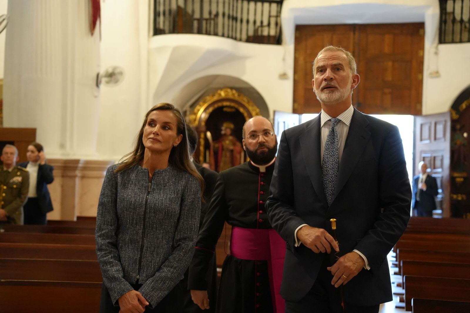 Los reyes, en el interior del templo