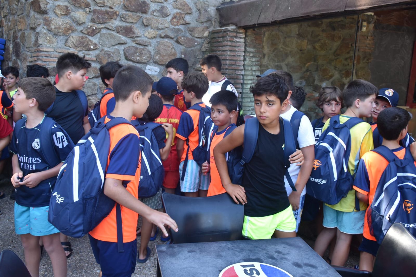 El Campus de Verano Emilio Cózar disfruta de una refrescante jornada en el Parque Marítimo