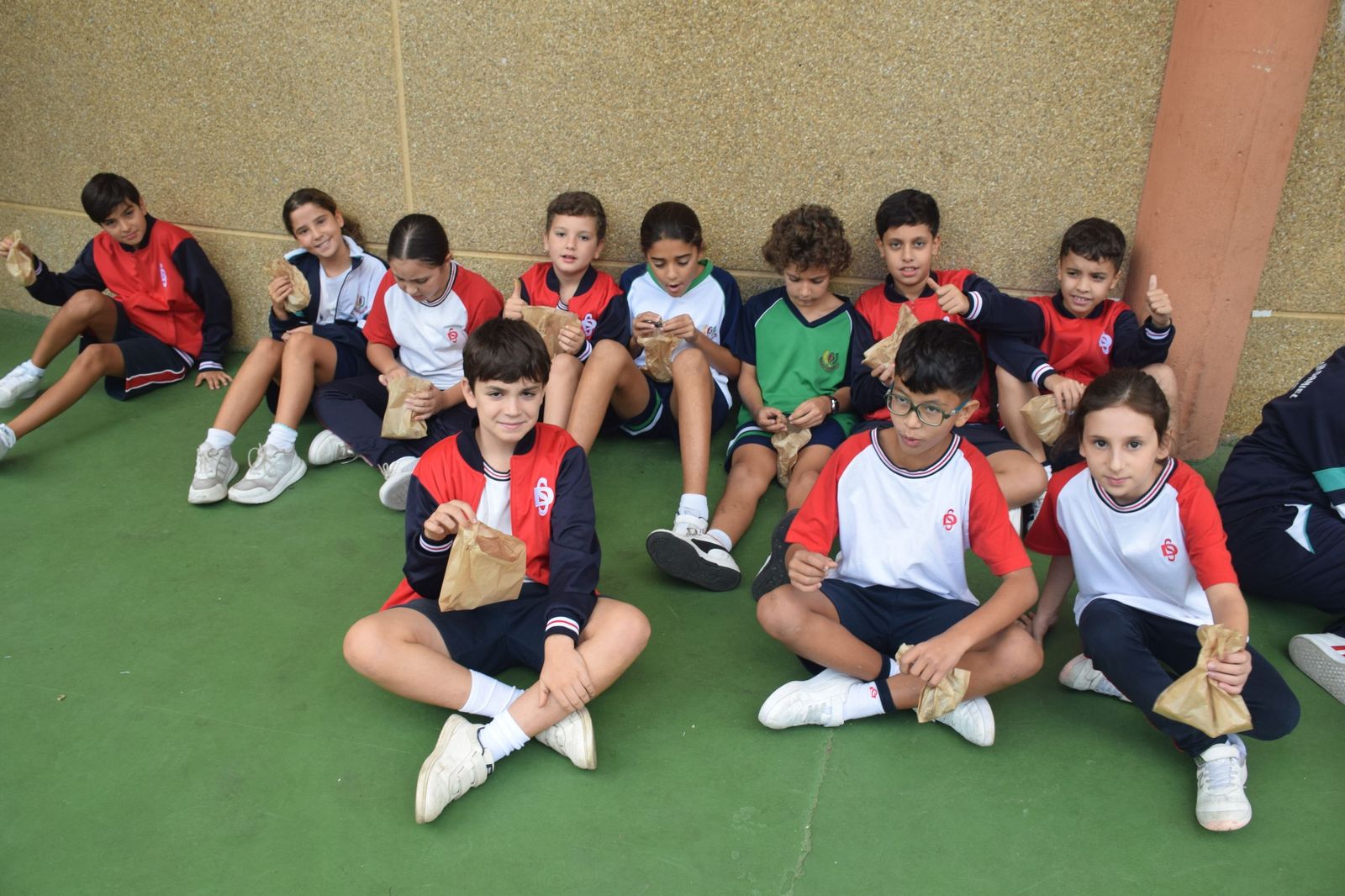 FOTOGALERÍA | El Castañero visita el Colegio San Daniel para 'encender' la tradición de La Mochila