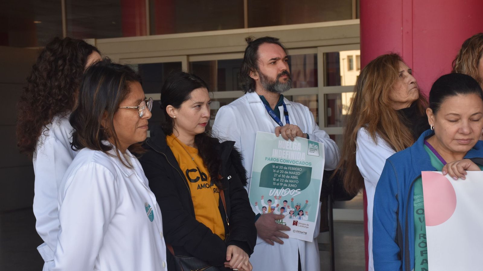 Un grupo de médicos del HUCE participantes en la concentración celebrada este miércoles durante el tercer día de huelga nacional
