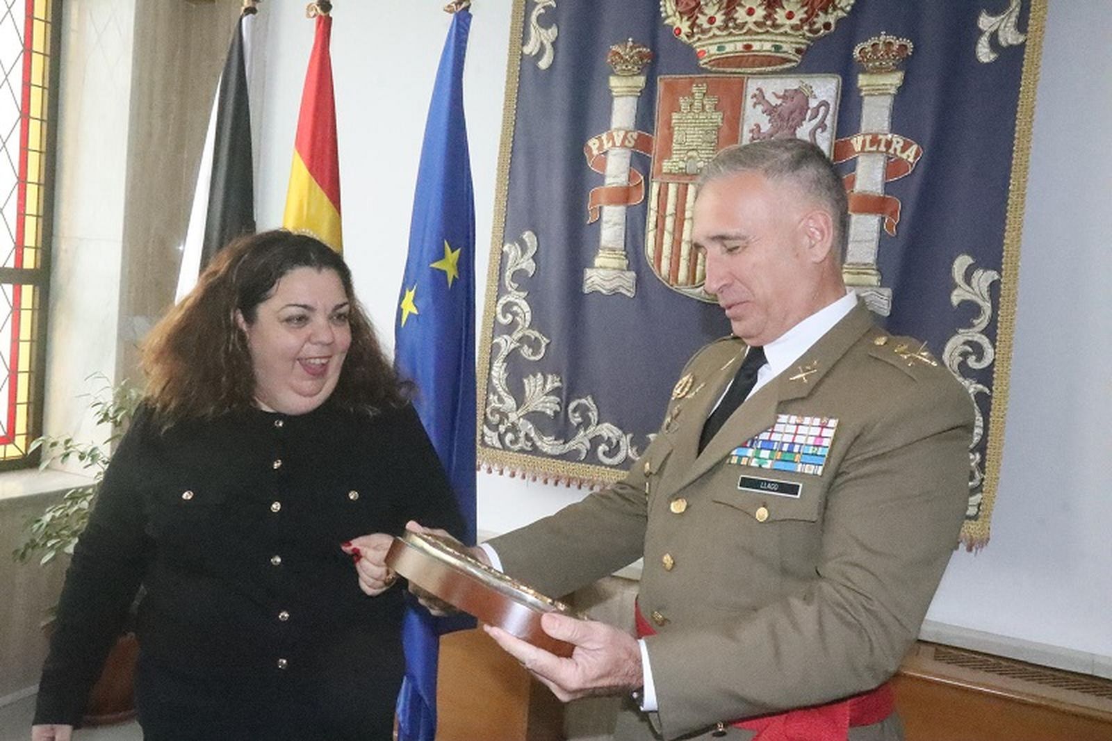 Pérez entregando una placa a Llago en nombre de la Delegación. / FOTO REDUAN