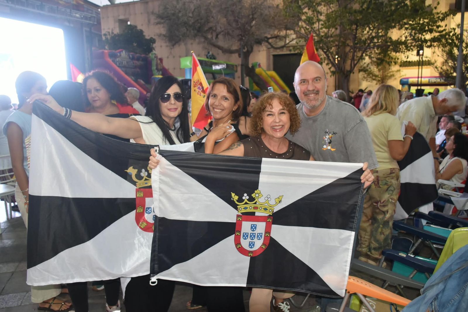 La Plaza de los Reyes se convierte en un gran salón para arropar a Vivas