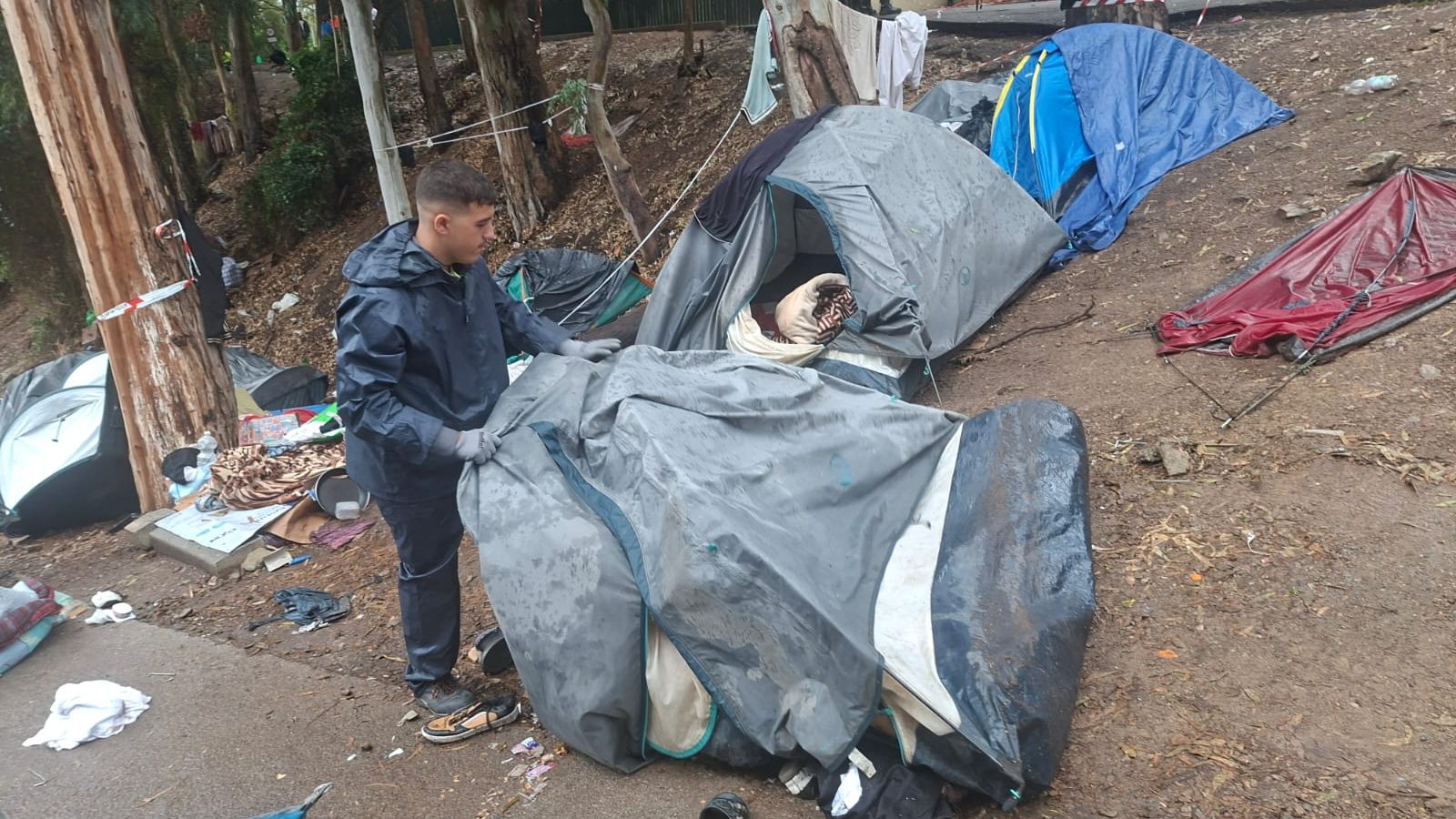 Los servicios de limpieza trabajan tras el desalojo de asentamientos ilegales de inmigrantes
