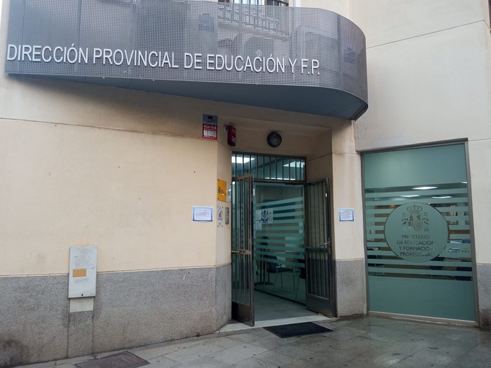 Fachada de la Dirección Provincial de Educación y F.P.