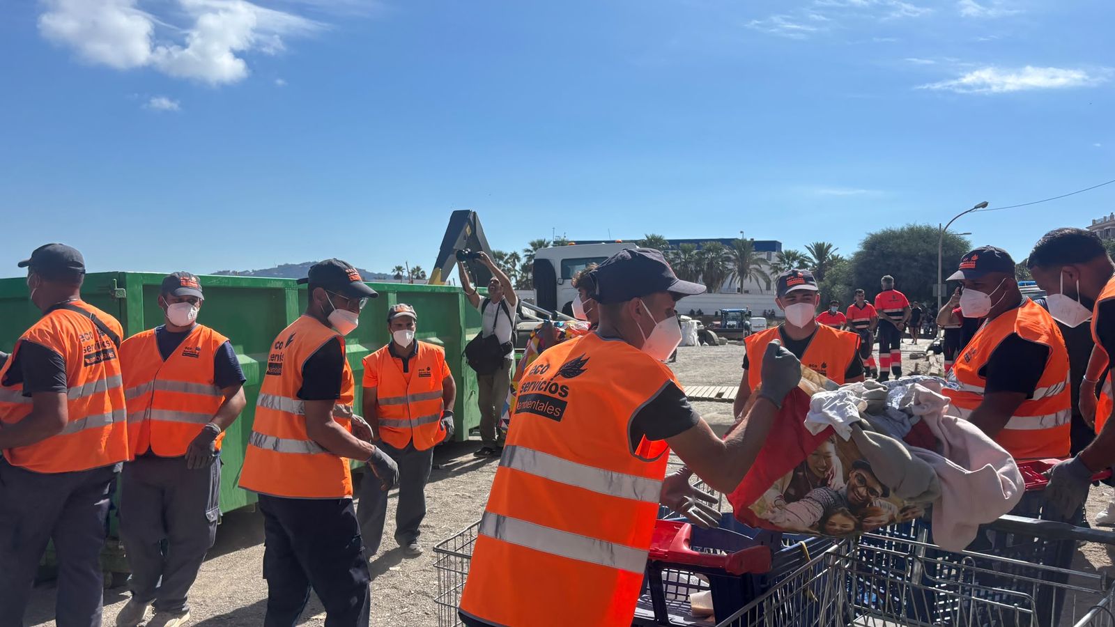 Operarios de Ecoservicios Ambientales limpian el Trampolín