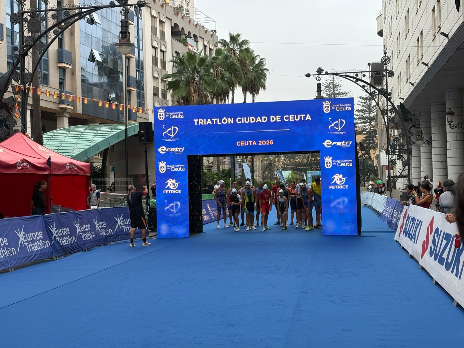 Los aficionados al triatlón en Ceuta se reúnen para participar en el Acuatlón Popular 'Juan Mur' y en la Phoenix Kids Triathlon
