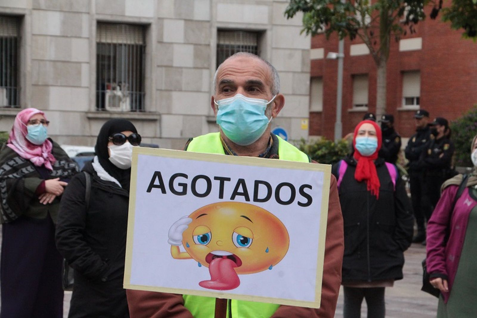 Los trasfronterizos se concentran en la Plaza de los Reyes como cada lunes / REDUAN