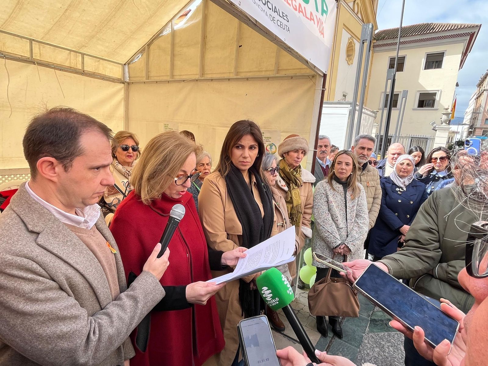 Adela Nieto lee el manifiesto redactado con motivo del Día Mundial del Riñón en el acto celebrado en la Plaza de los Reyes