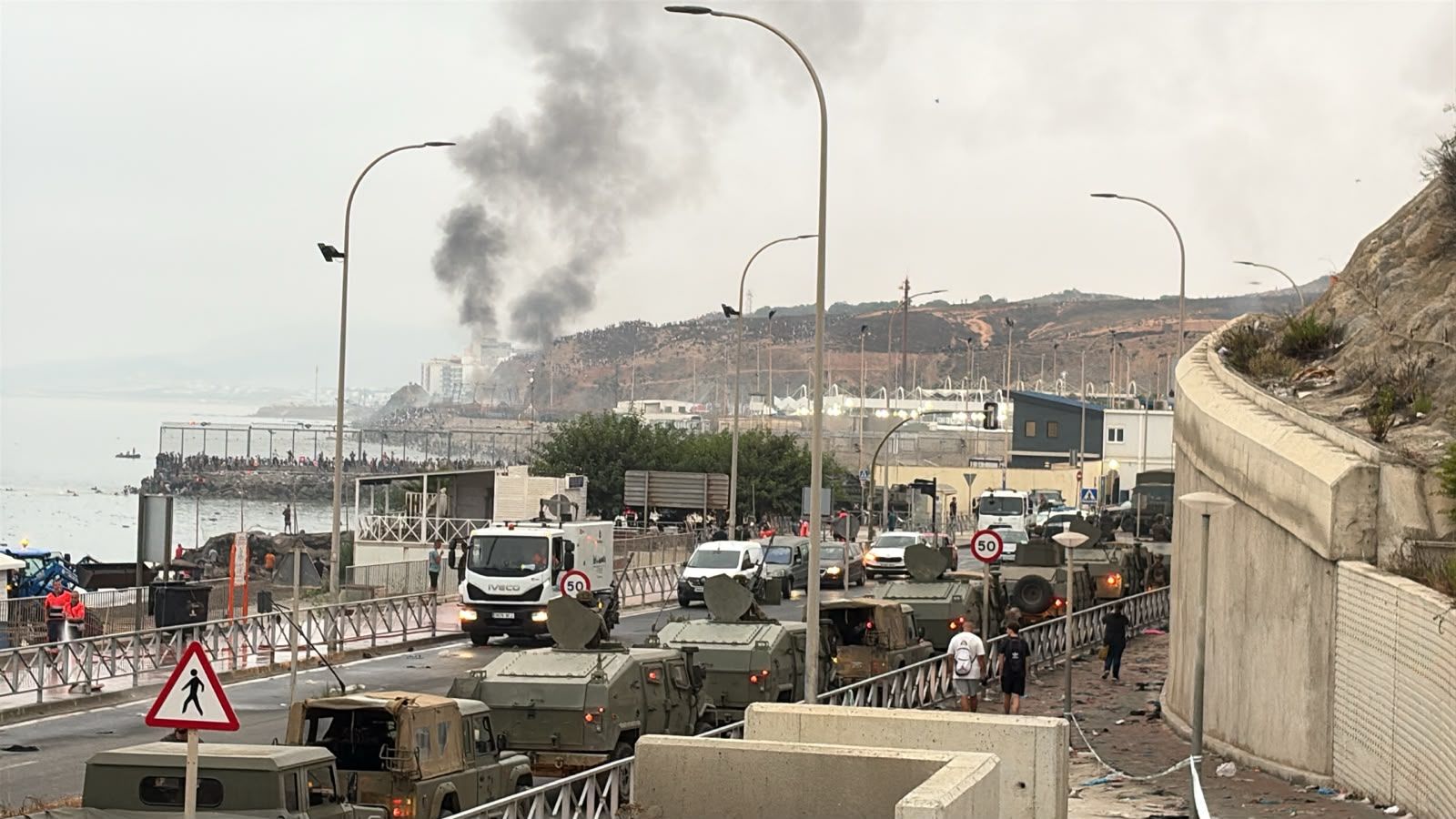 El despliegue policial y militar en la frontera del Tarajal a primera hora de este viernes
