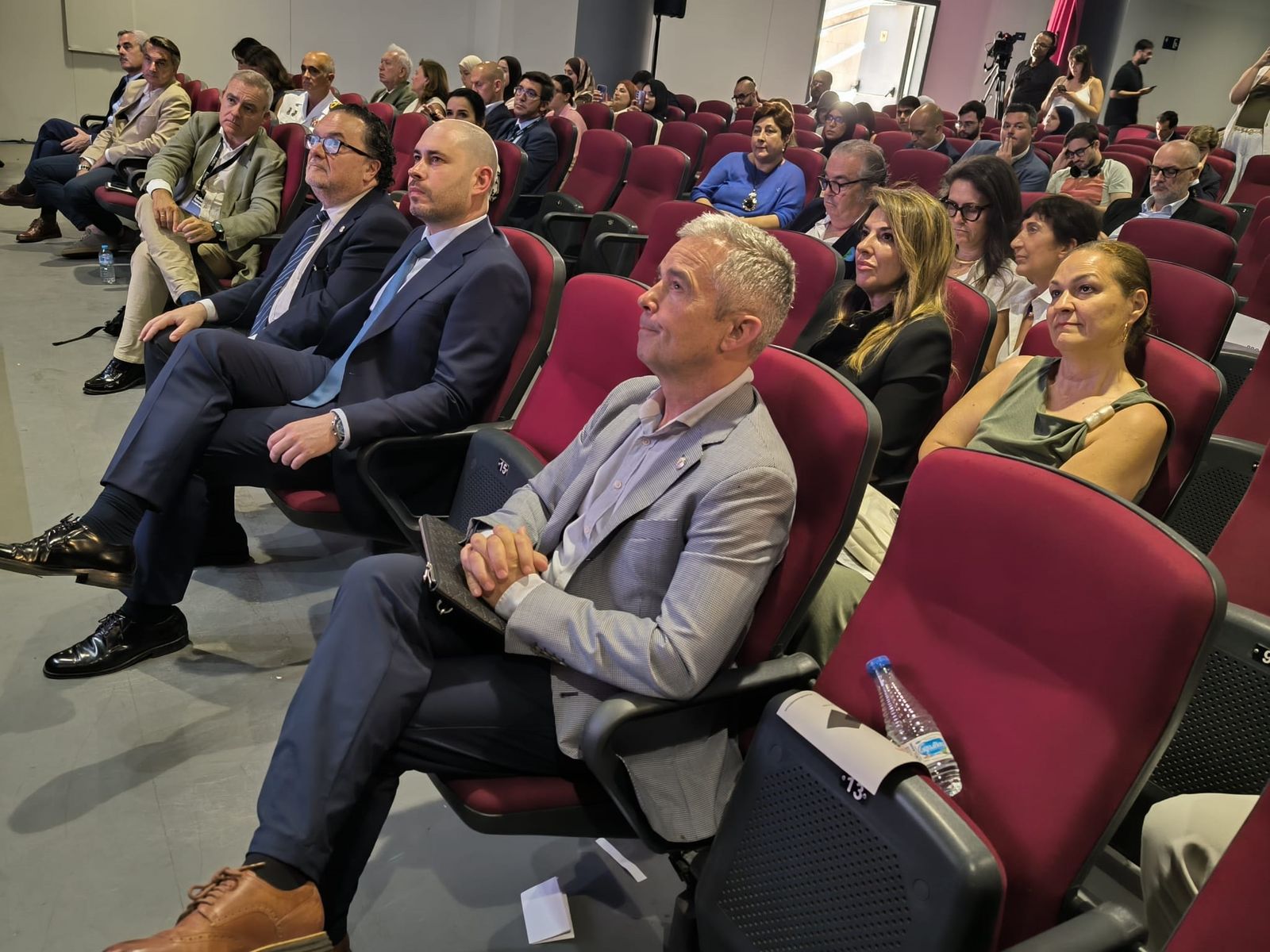 El delegado del Gobierno, Pérez Triano, atiende a las exposiciones junto al CEO de Forbes España, Ignacio Quintana