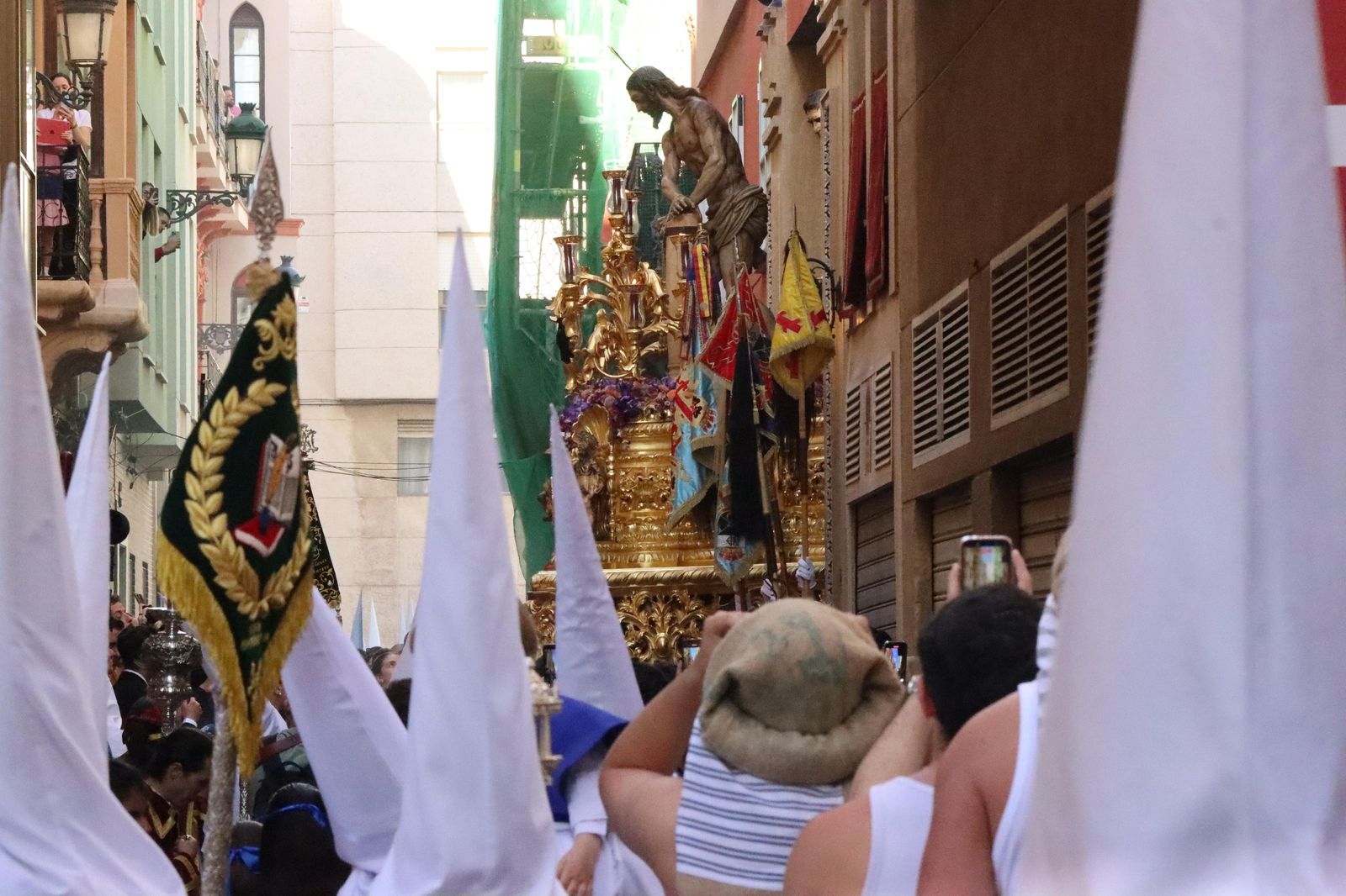 Cuarenta y cinco hombres bajo las trabajaderas y uno "ayudando desde el cielo"