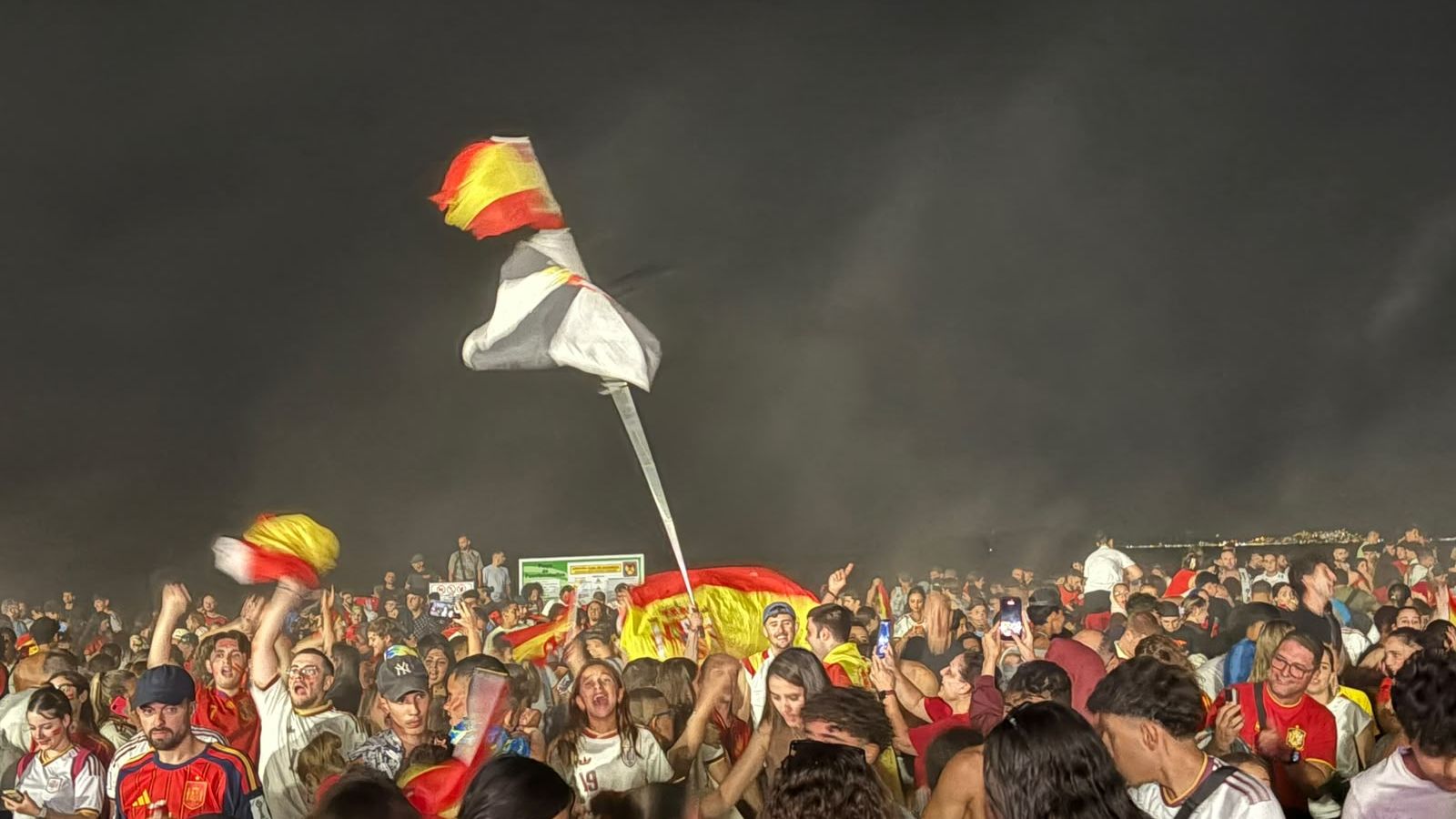 Celebración de la victoria de España frente a Francia en la semifinal del Mundial 2026 en la playa de La Ribera