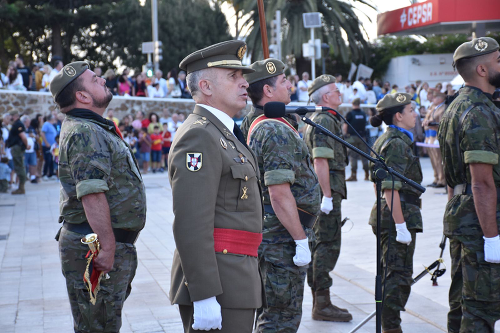 En primer plano, el comandante general de Ceuta, Marcos Llago. / FOTO NICOL´S