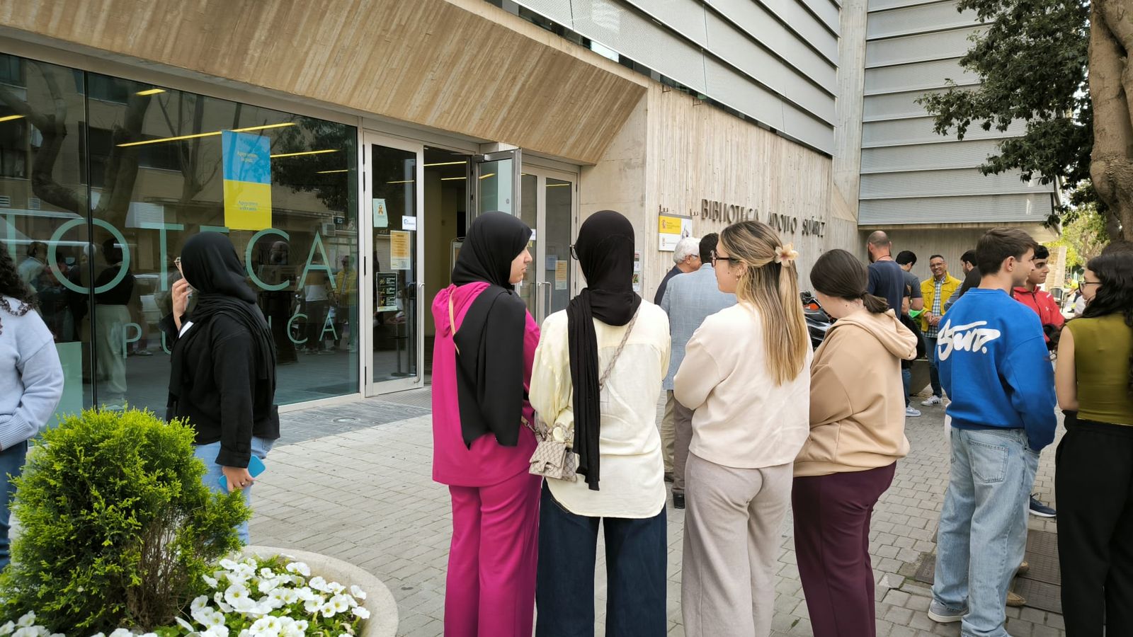 Asistentes al evento minutos antes de entrar