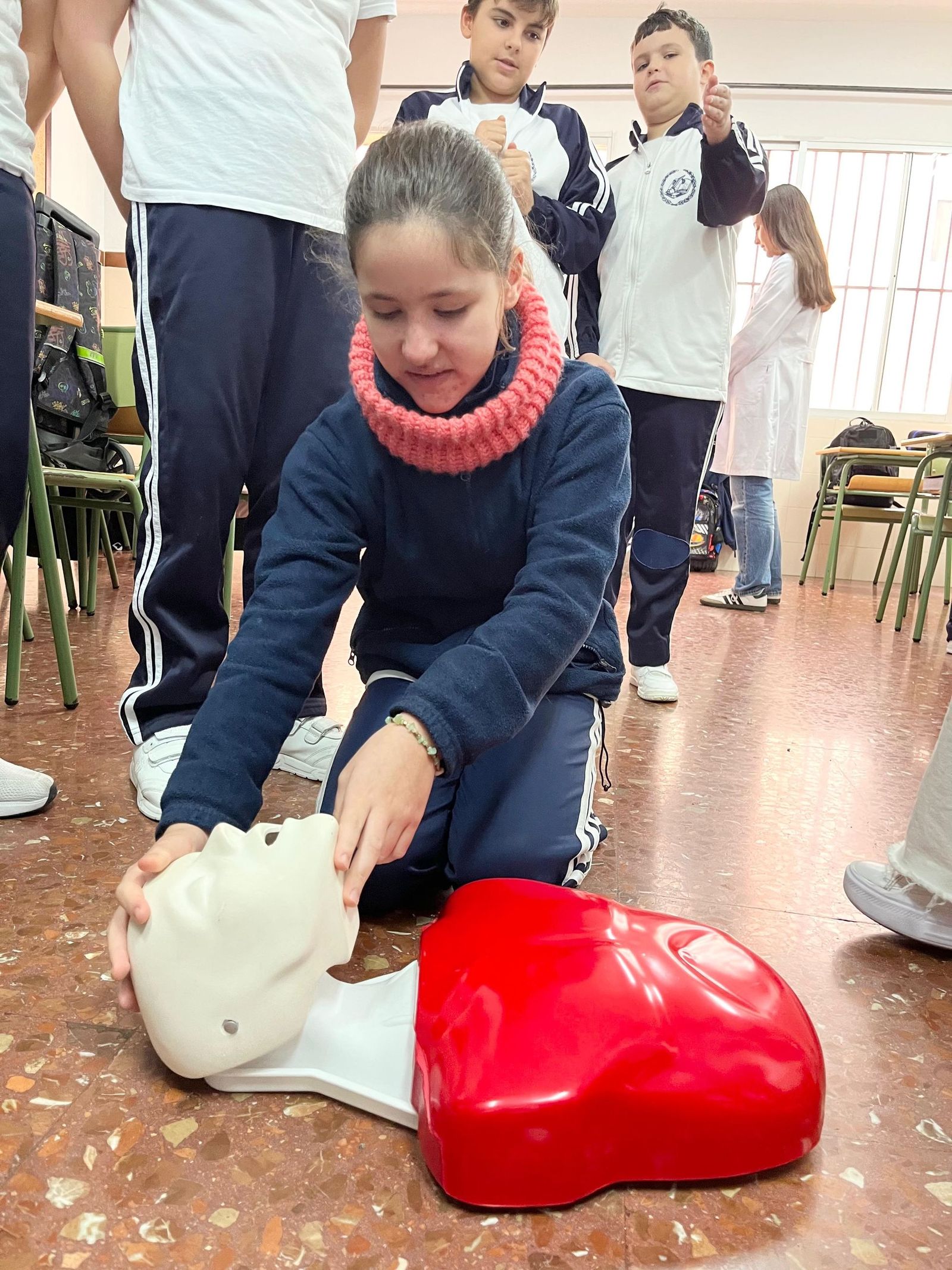 Estudiantes de Enfermería y pequeños del Beatriz de Silva, en una jornada sobre hábitos saludables