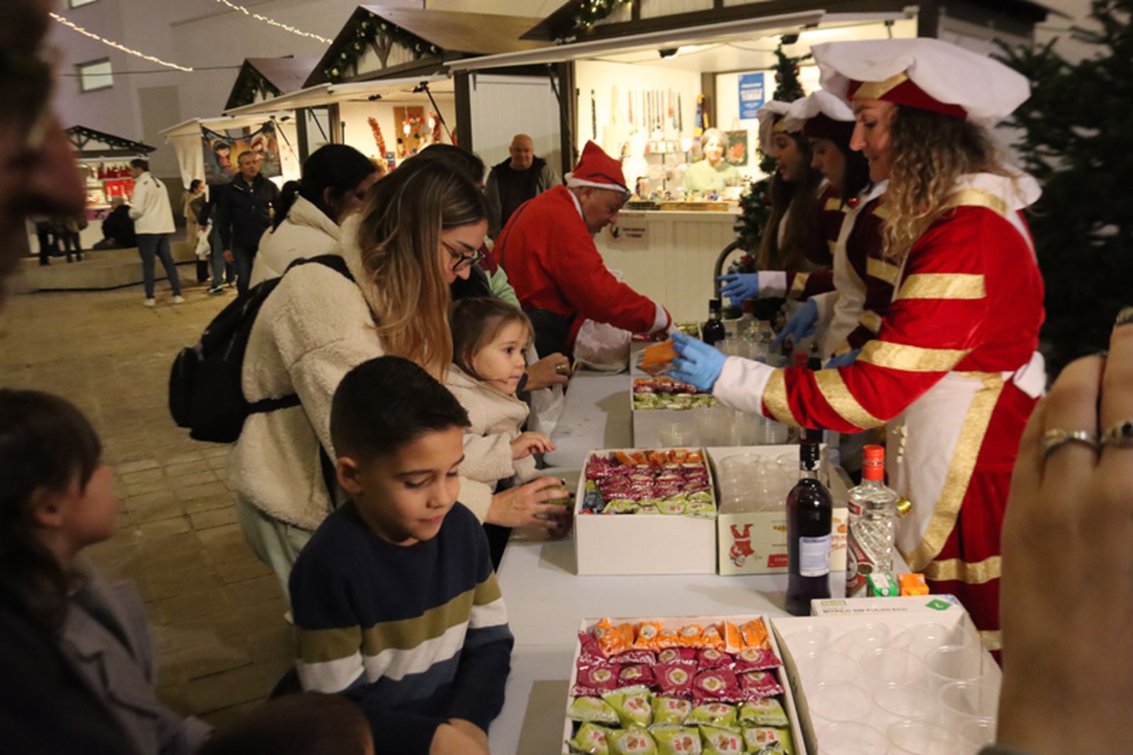 FOTOGALERÍA | Polvoroná infantil y mercadillo en la plaza Nelson Mandela