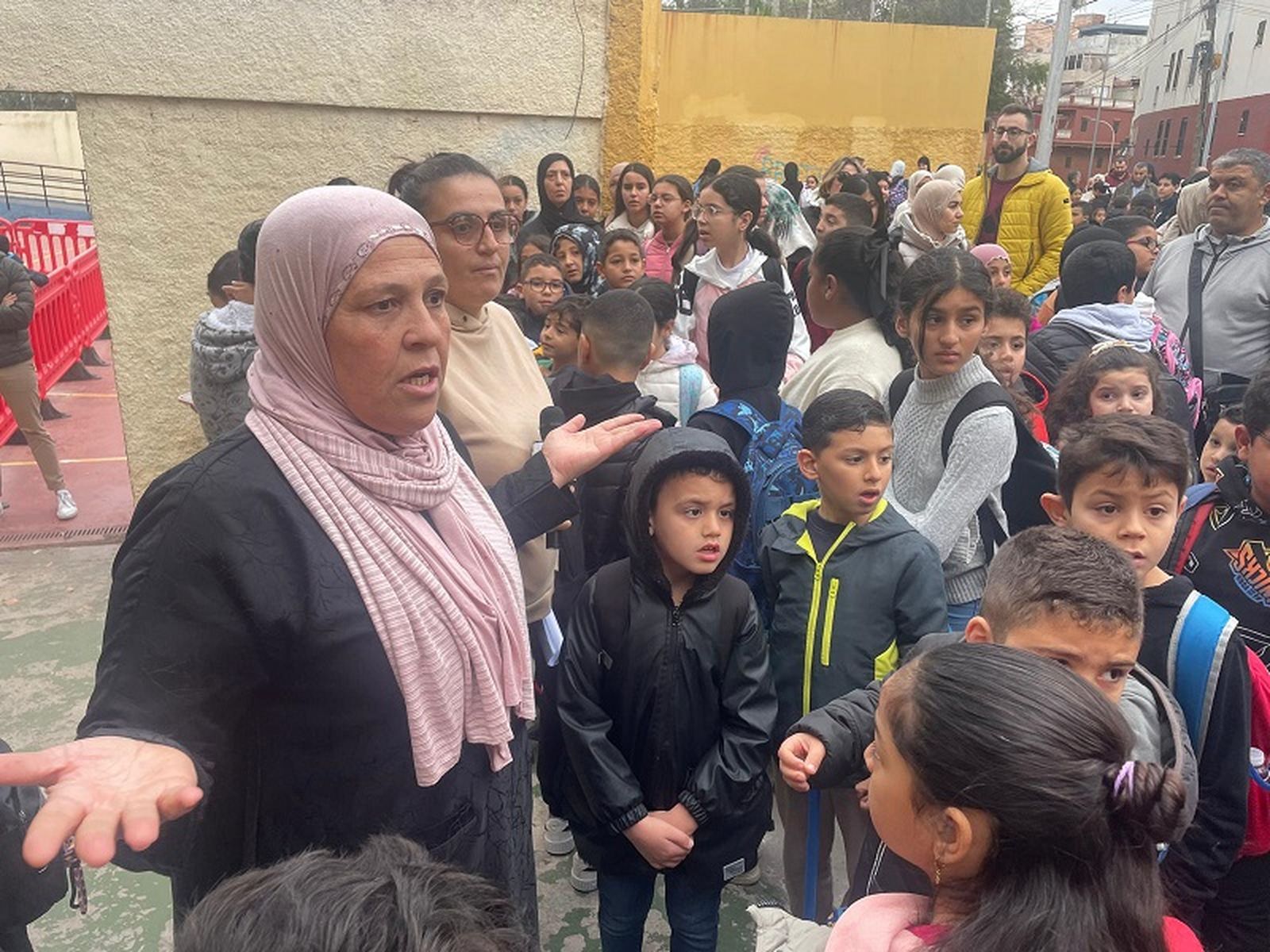 Una de las madres del 'Reina Sofía' durante la concentración de este viernes para reclamar un nuevo conserje. / FOTO REDUAN