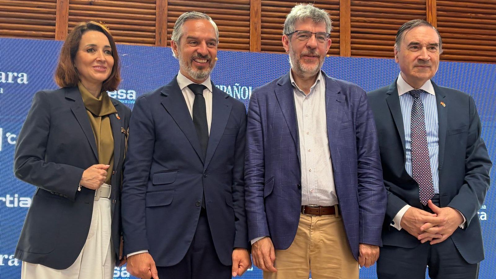 Foto de familia durante la clausura del Foro
