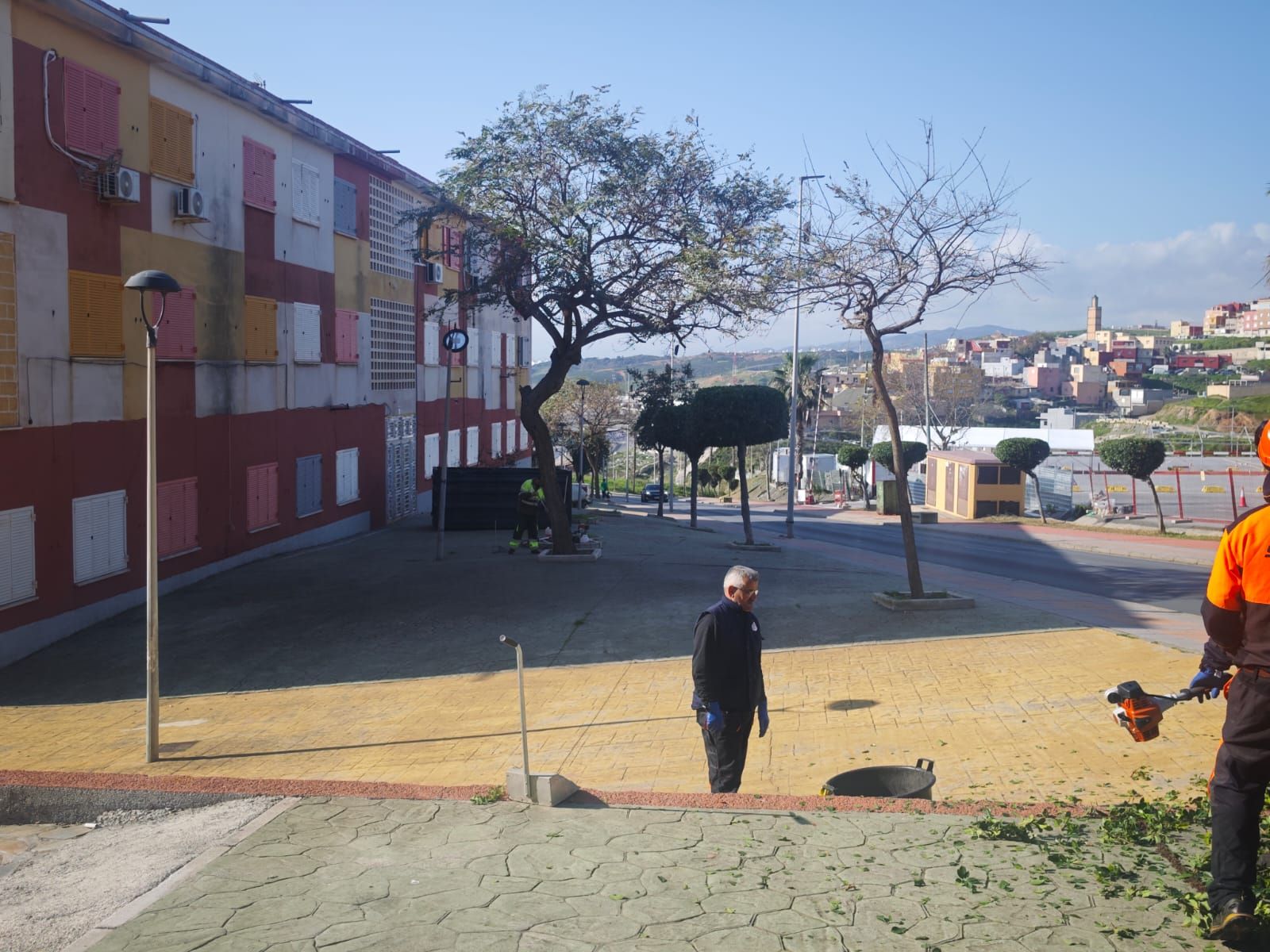 Trabajadores realizandoos sus labores en Loma Colmenar días previos a la Musal-la