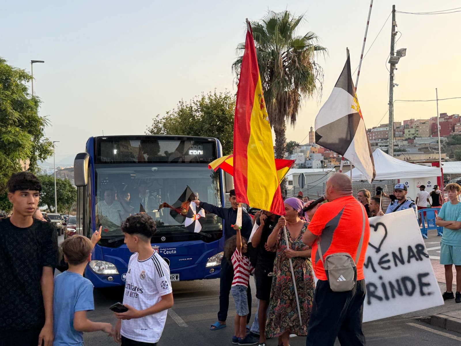 Cerca de un par de centenares de vecinos vuelve a concentrarse frente al centro temporal de acogida instalado en la explanada de embolsamiento