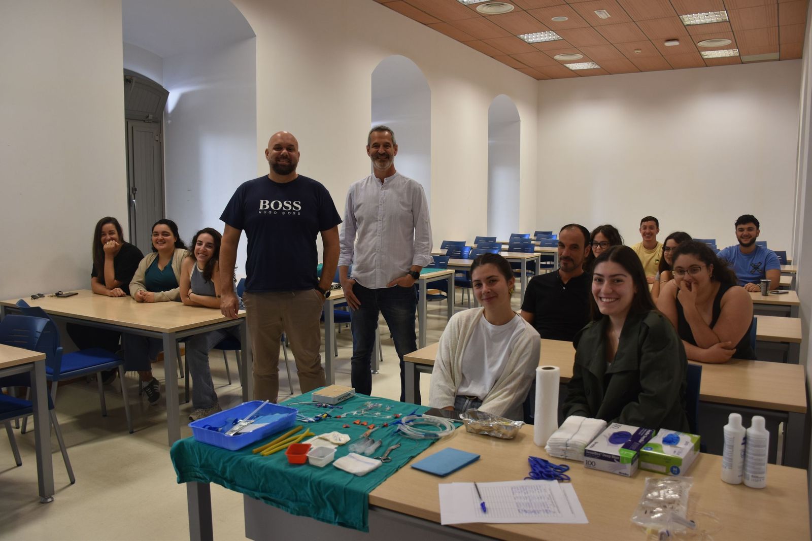 Los enfermeros Sergio Toribio y Alejandro Artero junto a los 17 estudiantes de Enfermería matriculados en el curso de punción guiada con ecógrafo