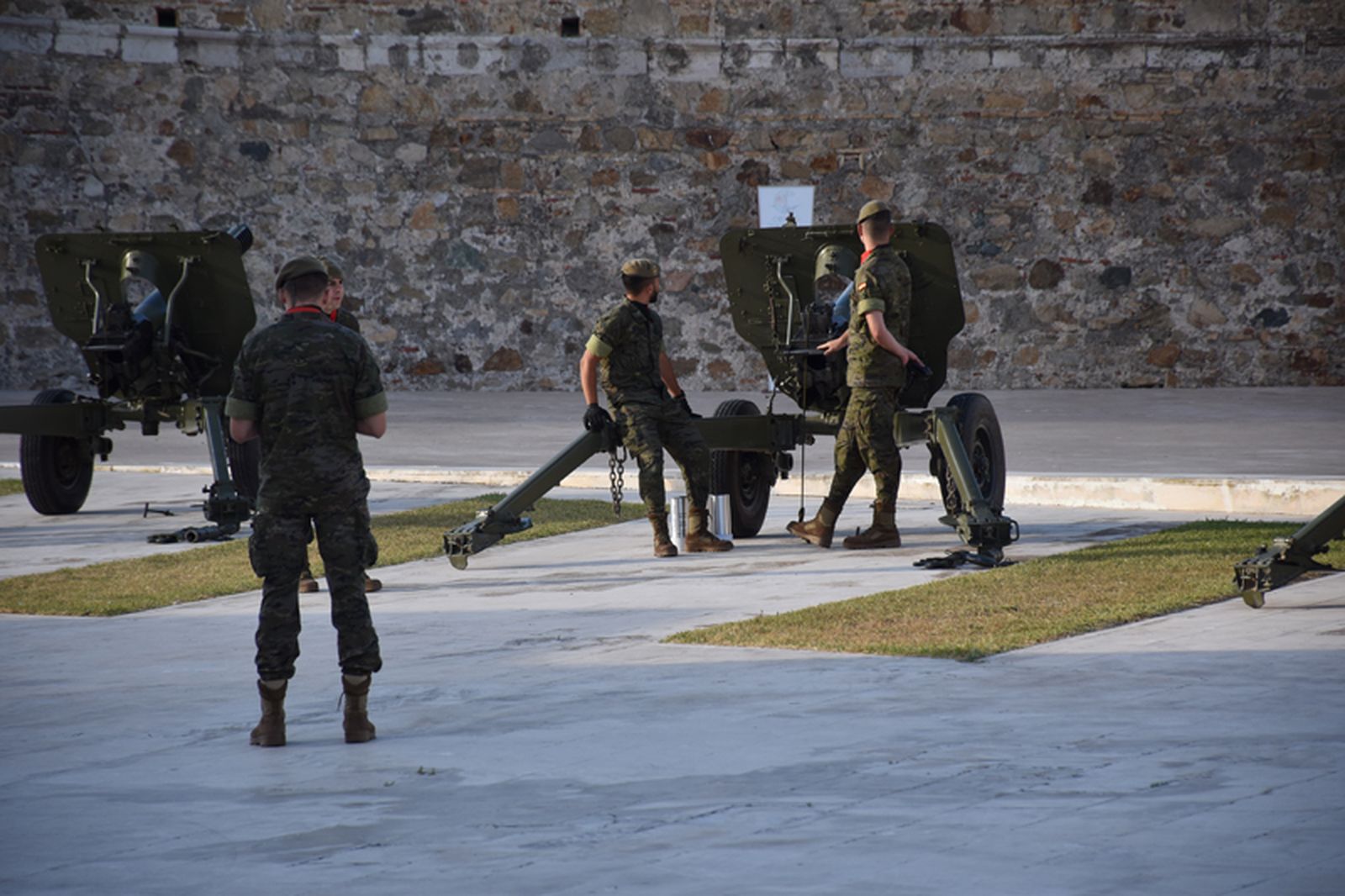 Varios soldados de Artillería estuvieron a cargo de lanzar las 21 salvas de cañón. / FOTO NICOL´S