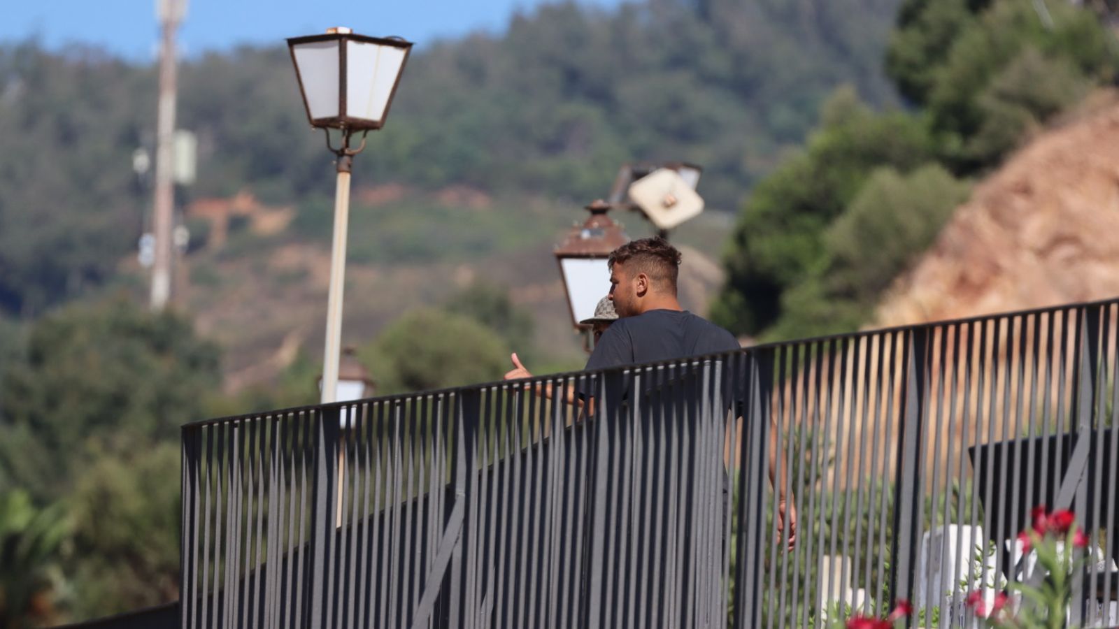 Un joven migrante se dirige a la salida del cementerio Sidi Embarek tras ser localizado por los vigilantes