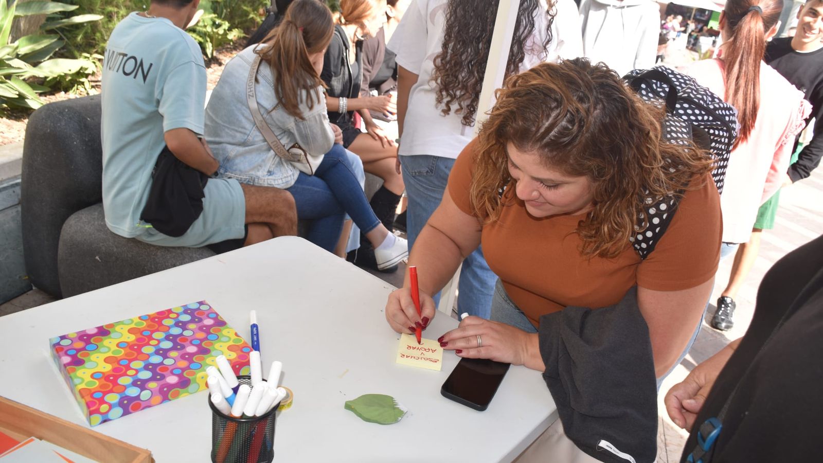 La presidenta de ADEN, Ana García, durante la jornada de sensibilización organizada por ACEFEP con motivo del Día Mundial de la Salud Mental La presidenta de ADEN, Ana García, durante la jornada de sensibilización organizada por ACEFEP con motivo del Día Mundial de la Salud Mental