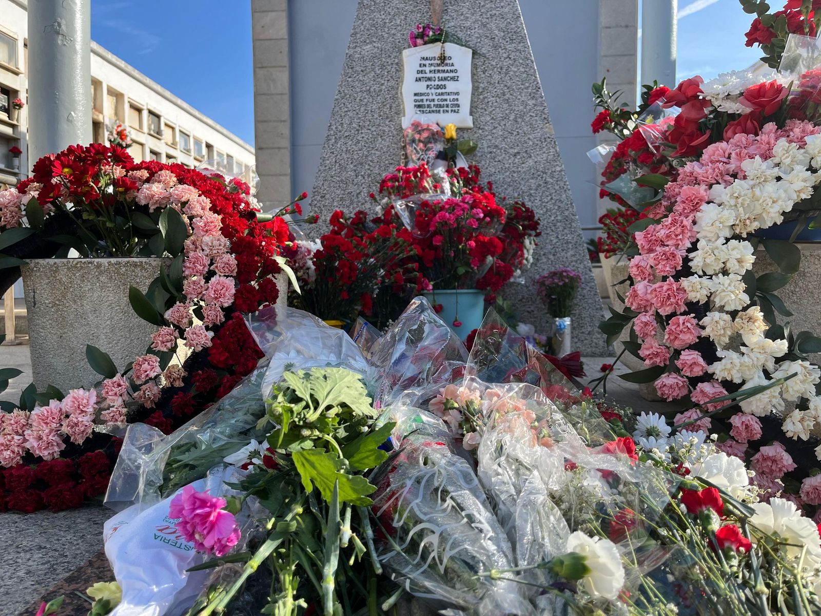 Flores y recuerdo a los difuntos en Santa Catalina Flores y recuerdo a los difuntos en Santa Catalina