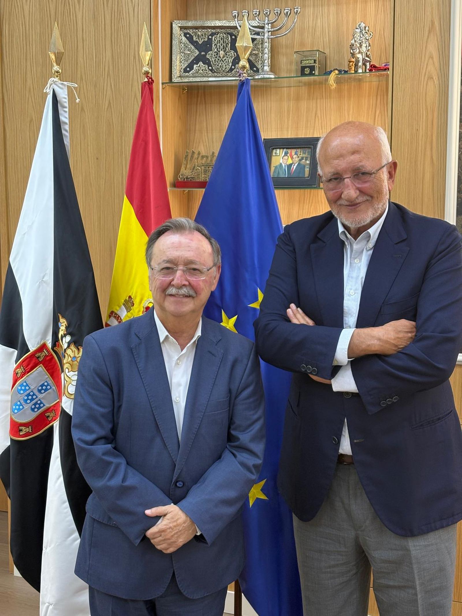 El presidente de la ciudad autónoma de Ceuta, Juan Vivas, ha recibido este martes al presidente de Mercadona, Juan Roig