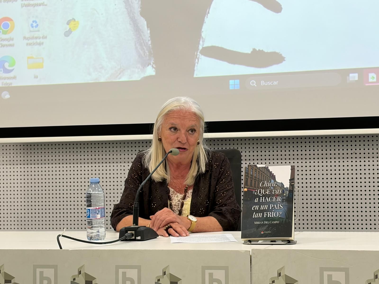 Niños y mayores aprenden y disfrutan de la penúltima jornada de Feria del Libro