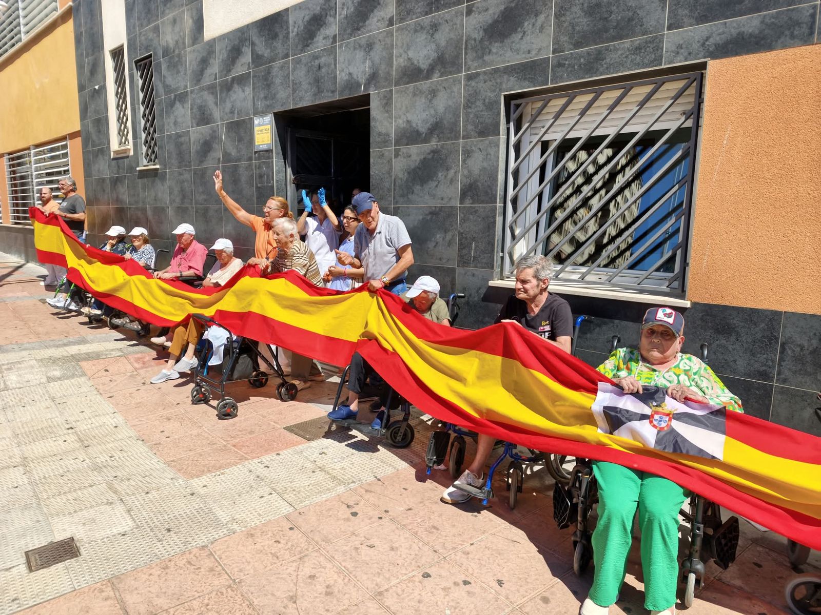 Los residentes en Cruz Blanca salen con una  bandera de España en apoyo a Ceuta