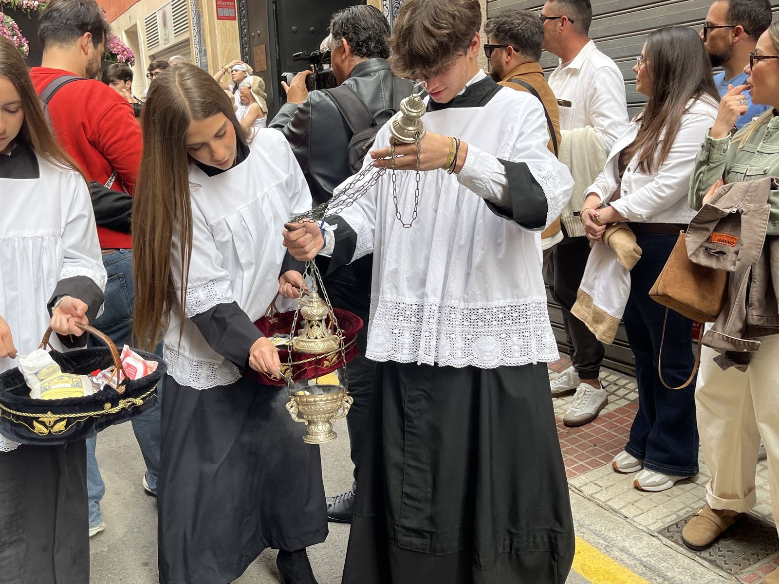 Ceuta acompaña a la Cruz de Mayo de La Flagelación en su primera salida con costaleros