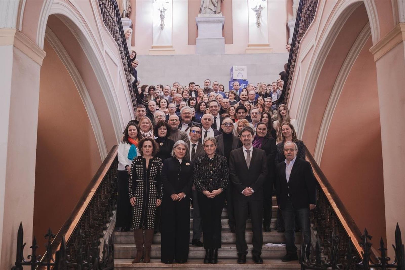 Foto de familia de los miembros del Consejo Escolar del Estado con la Ministra de Educación y su equipo
