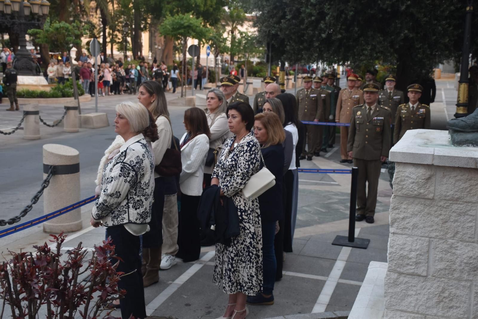 El Ramix 30 protagoniza un solemne arriado de bandera en ‘Foso Almina’