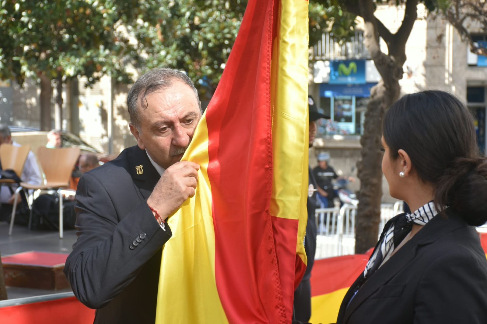 Multitud de ceutíes juran bandera de manera simbólica para mostrar su pertenencia a España