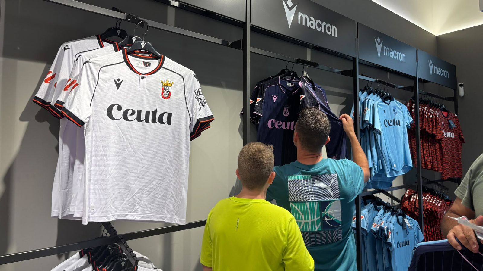 Las nuevas equipaciones de la AD Ceuta