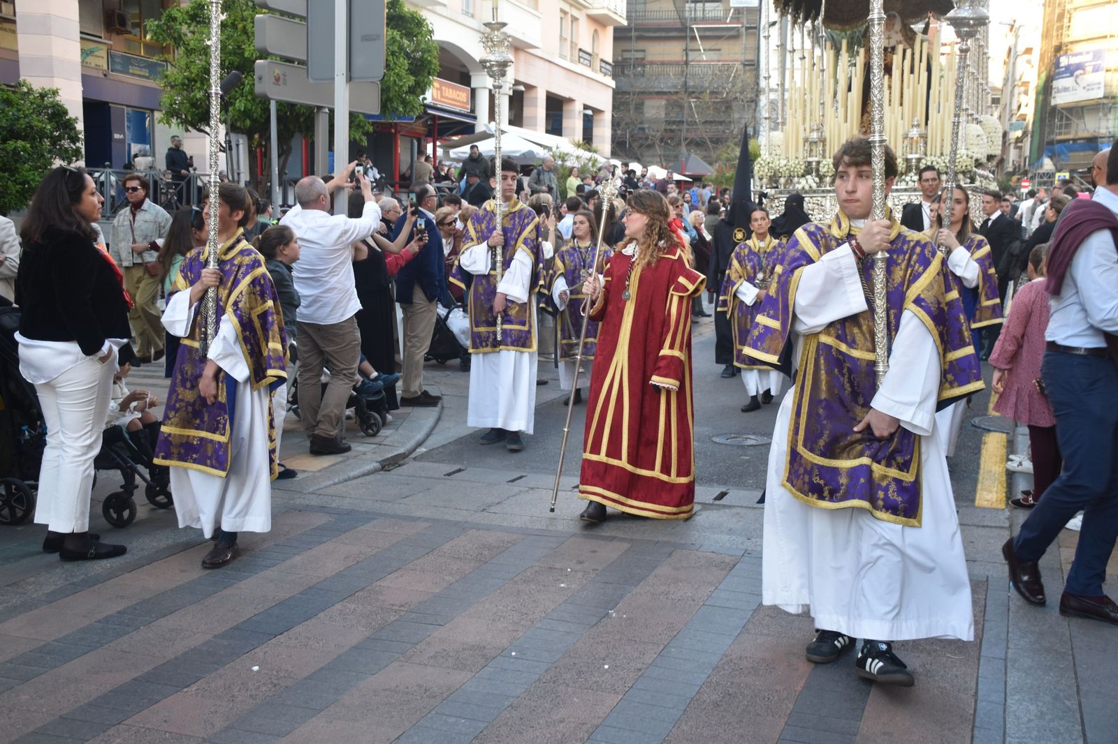Aroma cofrade y estudiantil: Las Penas reina en el Jueves Santo