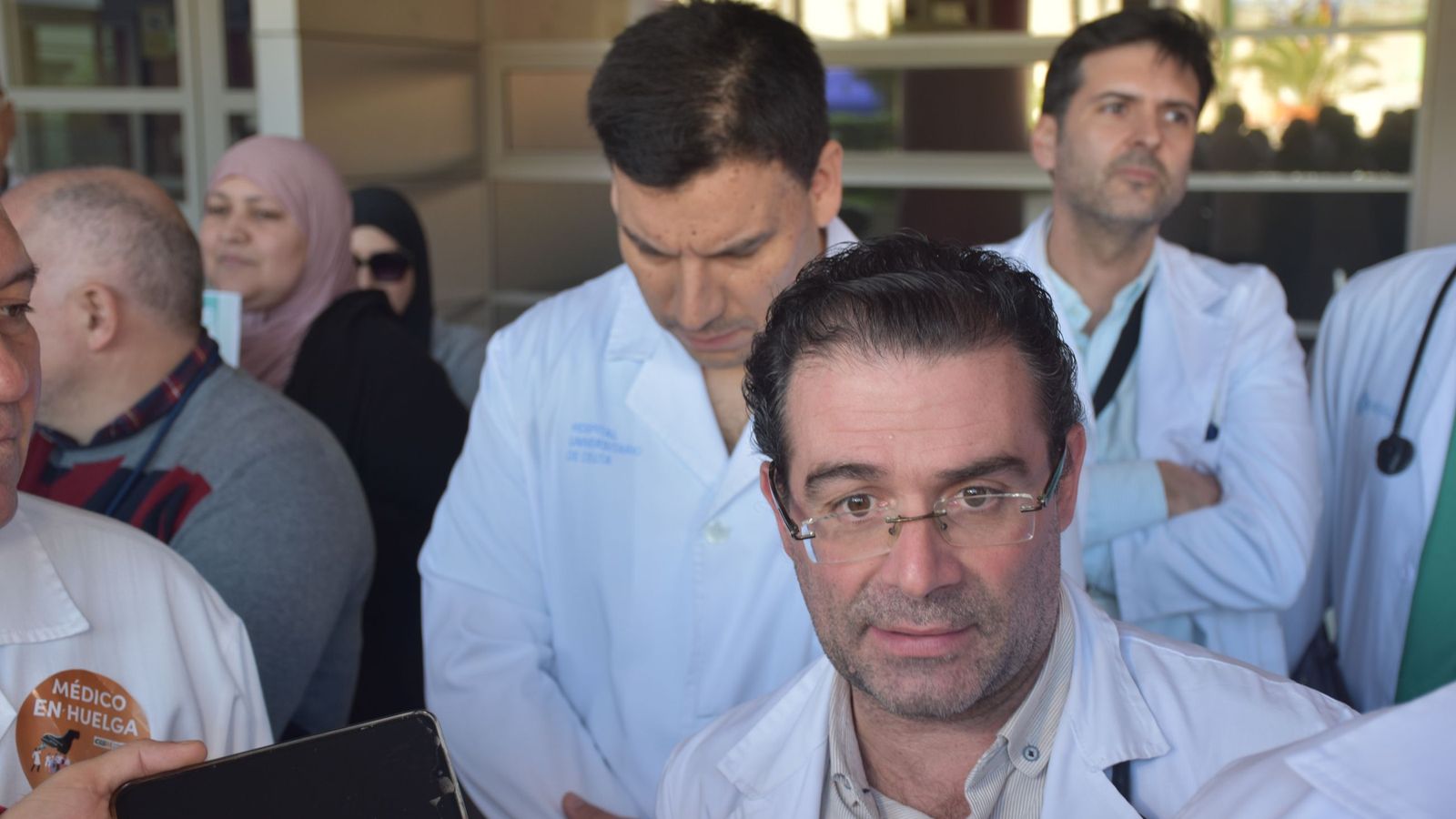 El jefe del servicio de Neurología del HUCE, Rafael Merino, en declaraciones a la prensa durante la concentración de este miércoles