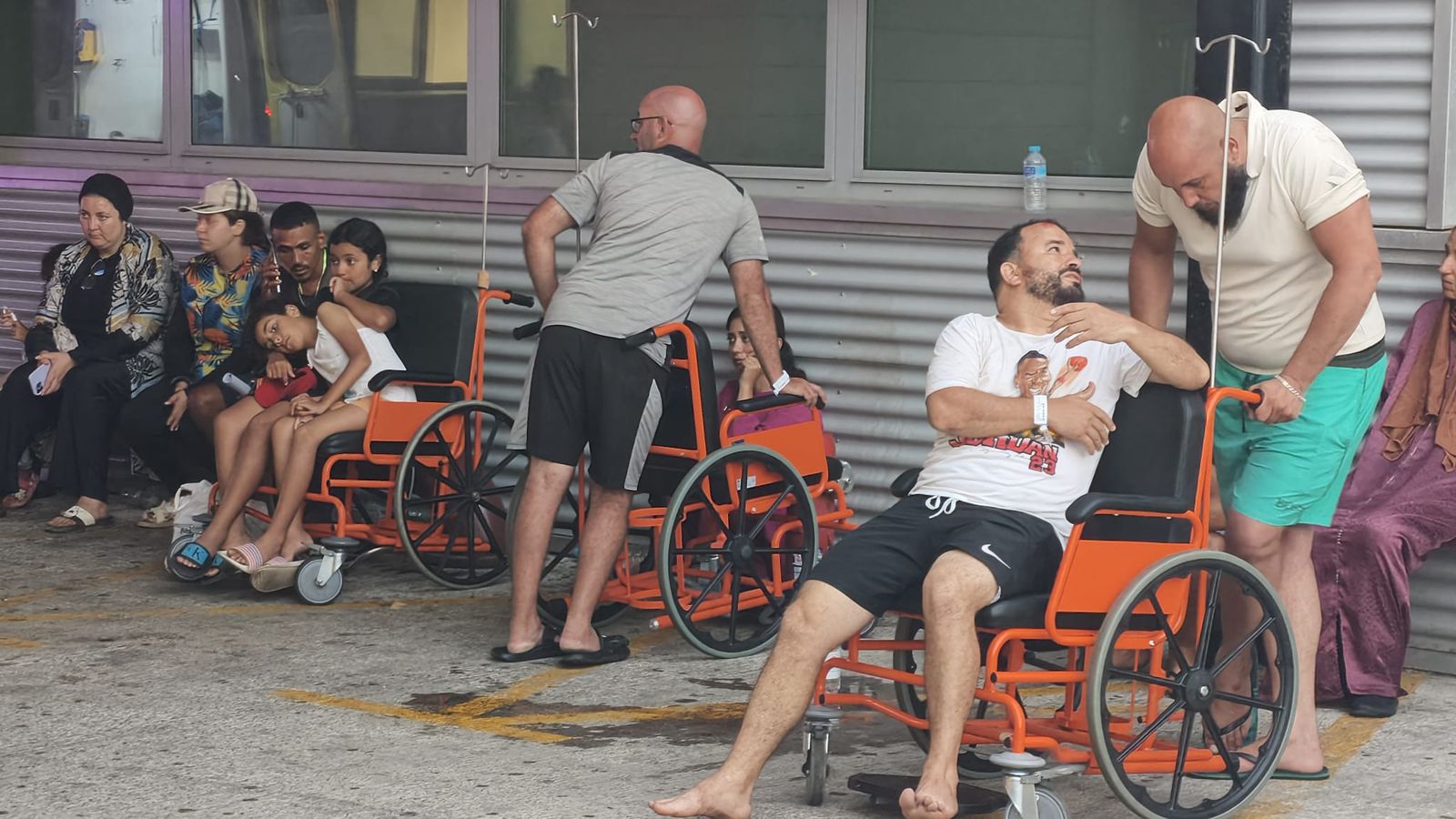 El servicio de Urgencias del HUCE este jueves, repleto de migrantes
