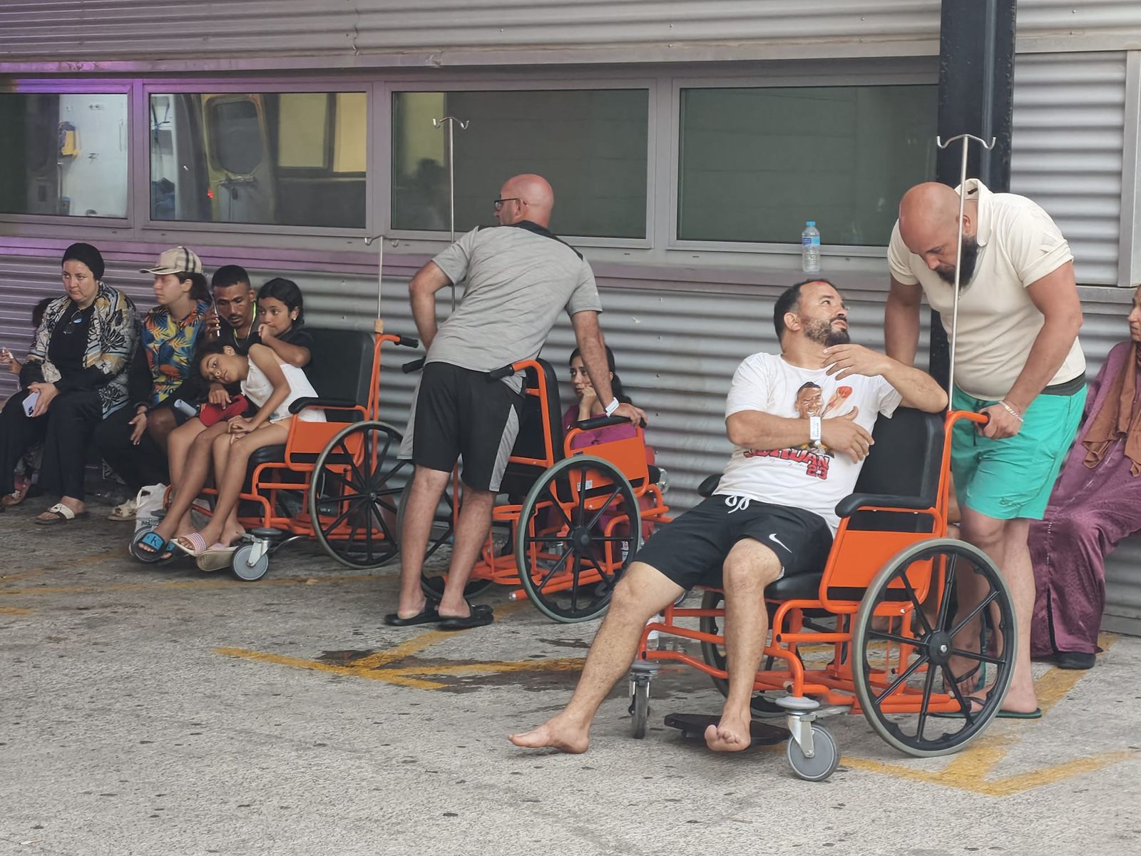 El servicio de Urgencias del HUCE este jueves, repleto de migrantes