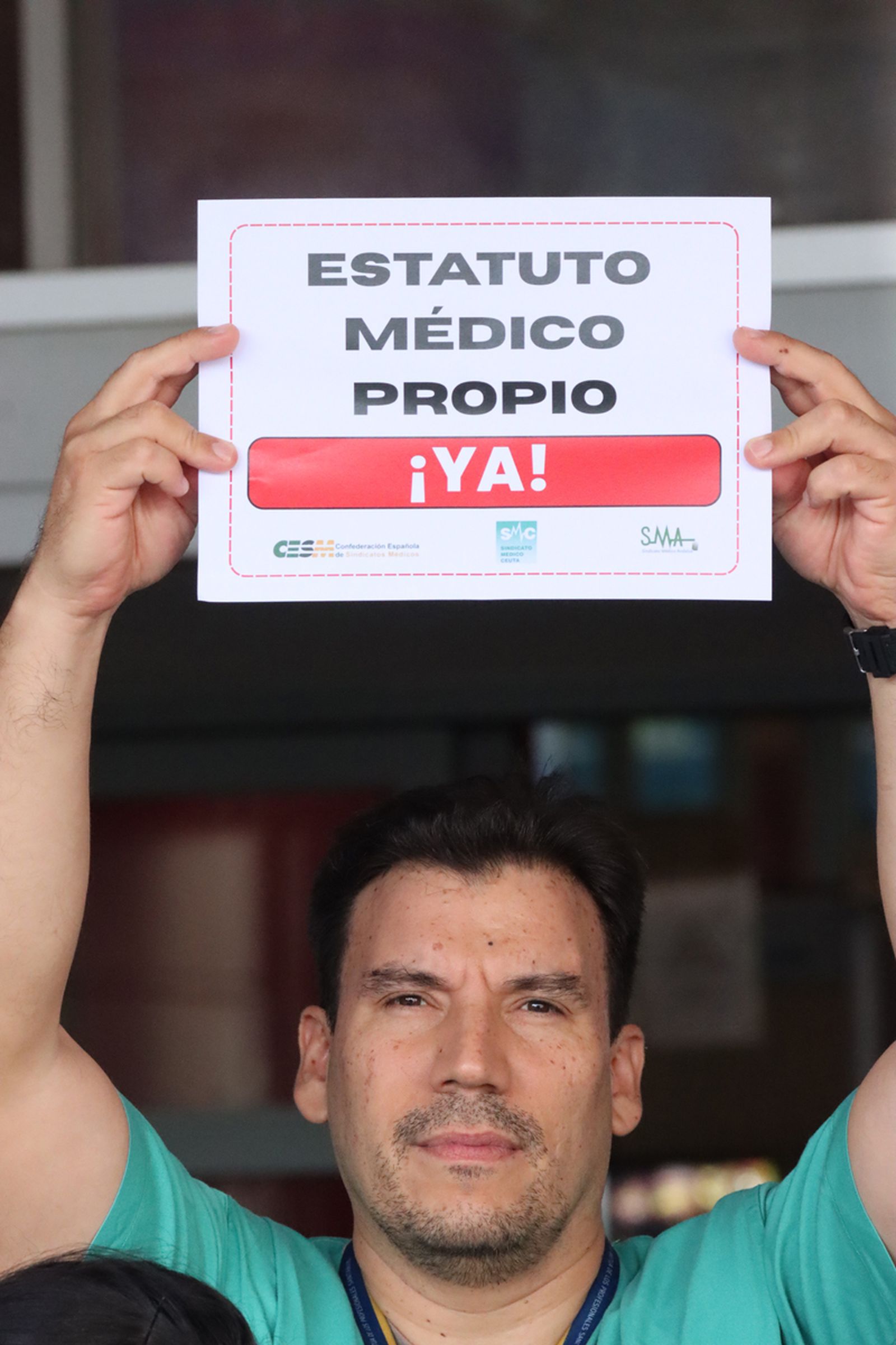 Concentración de médicos a las puertas del hospital de Ceuta para exigir un estatuto propio